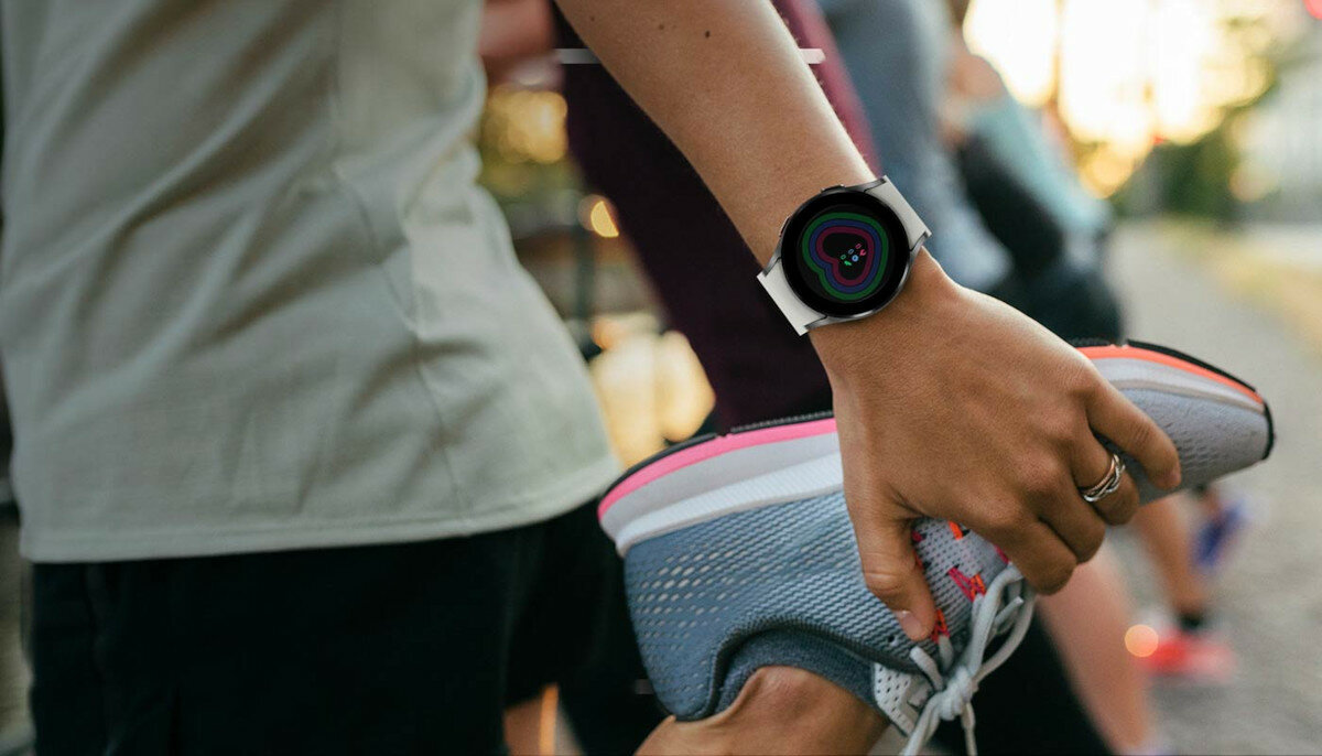 Smartwatch Samsung Galaxy Watch 4 40mm R860 osoba w trakcie treningu z zegarkiem na nadgarstku