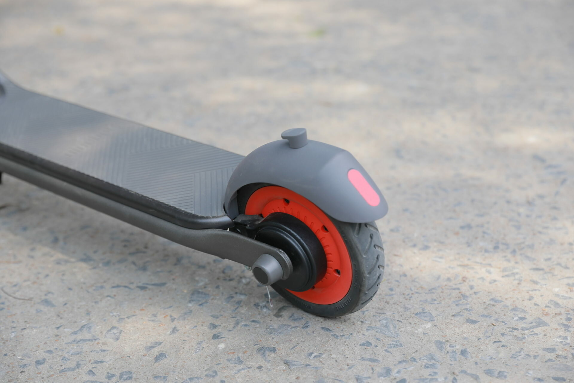 Hulajnoga Elektryczna Segway Ninebot eKickscooter ZING C20 - widok na koło