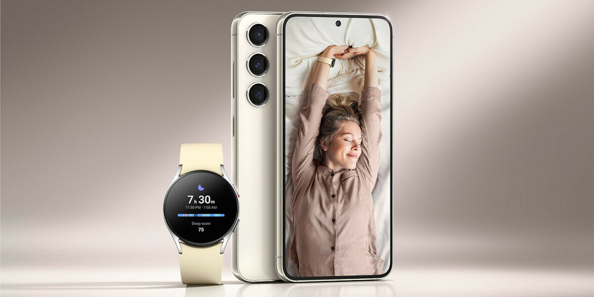 Smartfon Samsung Galaxy S23 od frontu wraz ze smartwatchem na jasnym tle