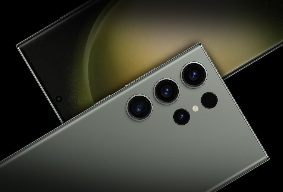 Smartfon Samsung Galaxy S23 Ultra widok na aparat tylni i przedni znajdujący się w smartfonie