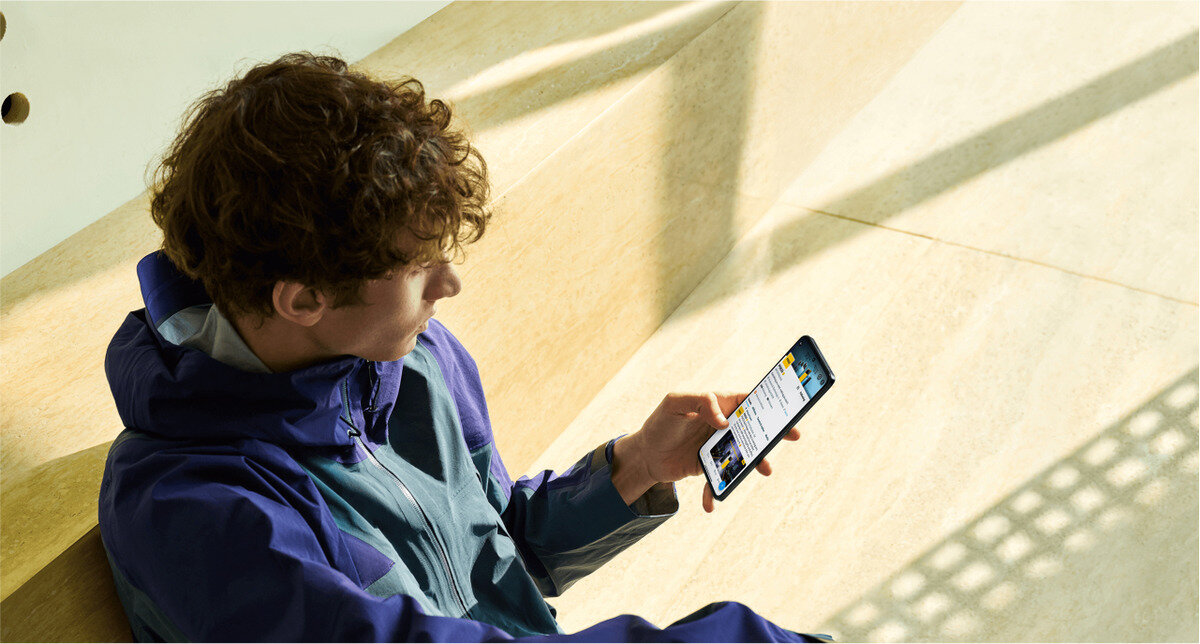 Smartfon Xiaomi POCO F5 Pro 12 + 256GB czarny mężczyzna trzymający telefon w ręku przegladający strony internetowe