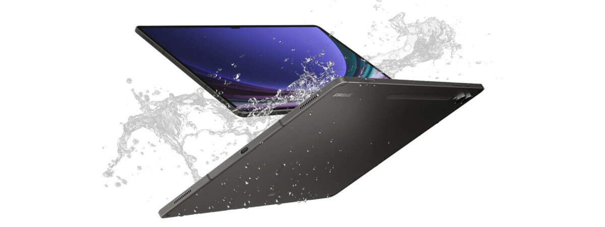 Tablet Samsung Galaxy Tab S9 Ultra po skosie od przodu i od tyłu pochlapany wodą