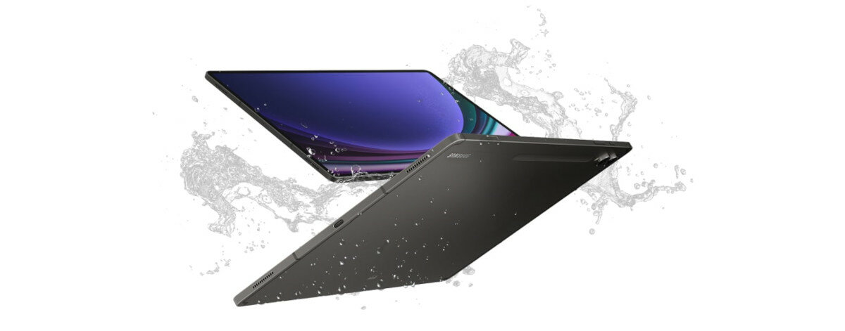 Tablet Samsung Galaxy Tab S9 po skosie od przodu i od tyłu pochlapany wodą