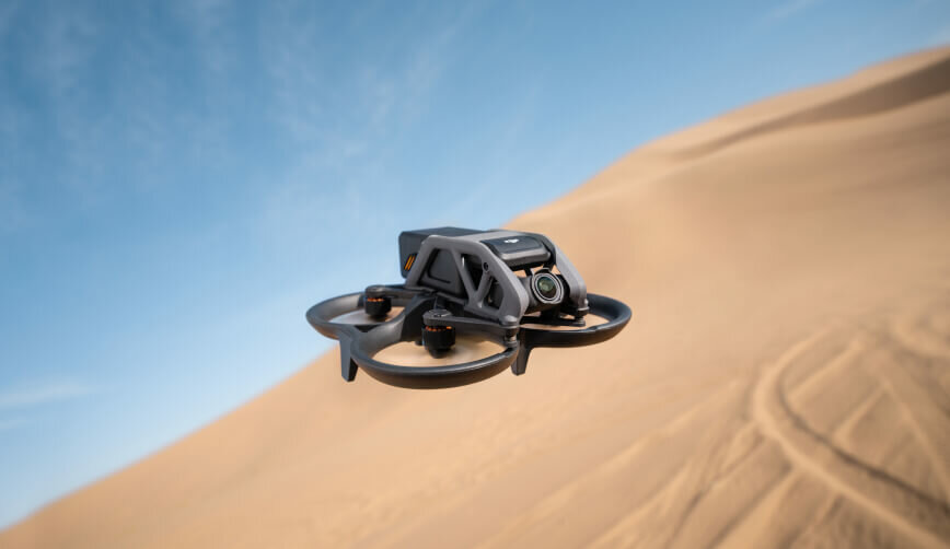 Dron DJI Avata Explorer Combo grafika przedstawia drona w powietrzu na tle pustyni