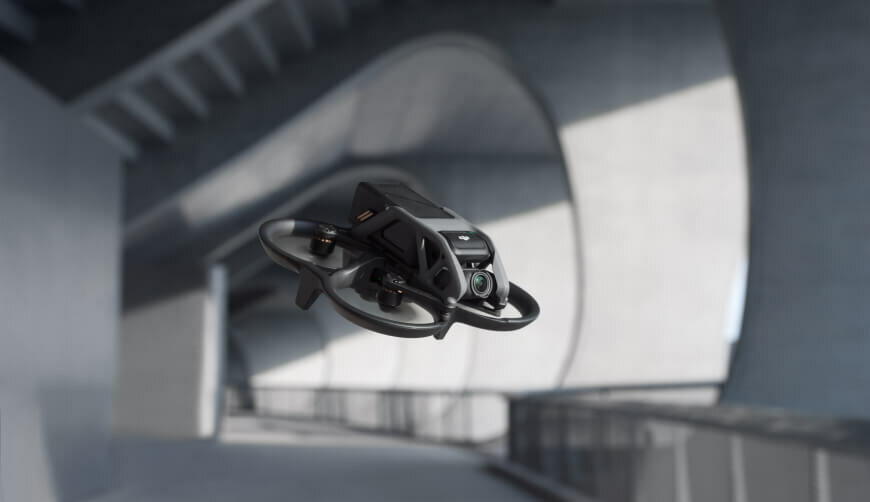 Dron DJI Avata Explorer Combo grafika przedstawia drona w powietrzu w szarym pomieszczeniu
