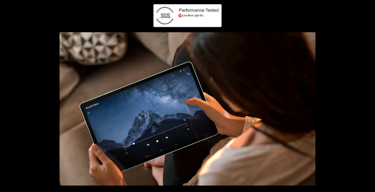 Tablet Samsung Galaxy Tab S9 FE grafika przedstawiająca kobietę oglądającą film na tablecie