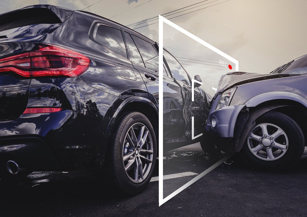 Wideorejestrator Xblitz Mirror HQ 1080p moment uchwycenia przez kamerę zderzenia dwóch samochodów