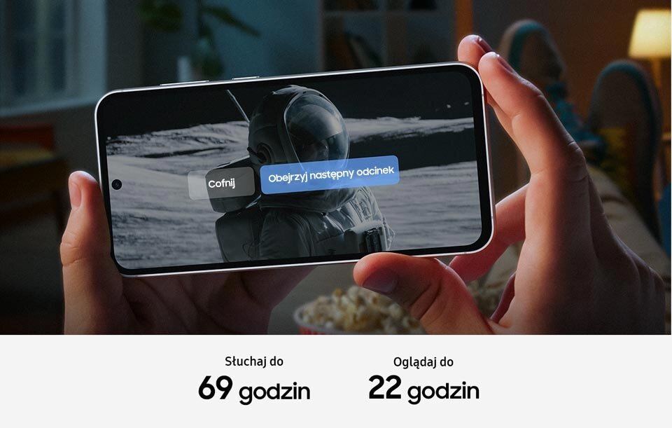 Smartfon Samsung Galaxy S23 FE SM-S711 8GB/128GB miętowy widok na ekran smartfona trzymanego w dłoni w pozycji poziomej w trakcie oglądania serialu