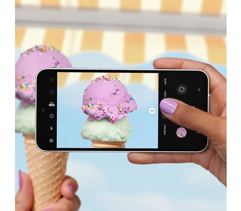 Smartfon Samsung Galaxy S23 FE SM-S711 8GB/128GB miętowy od frontu w poziomie z widocznym na ekranie zdjęciem przedstawiającym lody