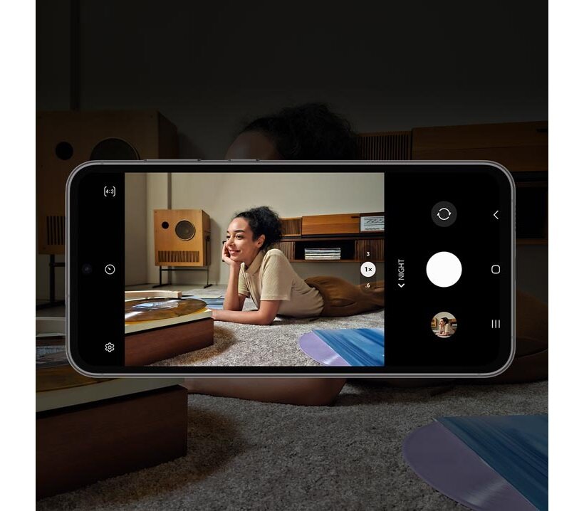 Smartfon Samsung Galaxy S23 FE SM-S711 8GB/128GB miętowy od frontu w poziomie z widocznym na ekranie zdjęciem wykonanym w trybie nocnym