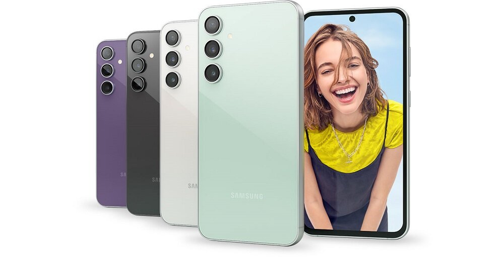 Smartfon Samsung Galaxy S23 FE SM-S711 8GB/128GB miętowy widok na ekran smartfona pod skosem oraz cztery smartfony od tyłu pod skosem