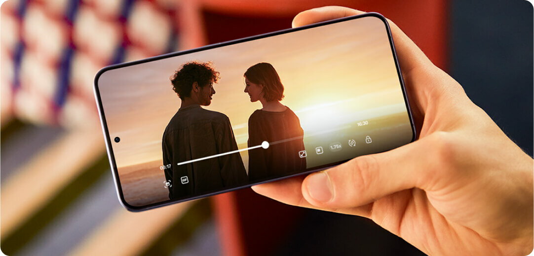 Smartfon Samsung Galaxy S24 SM-S921BD 8/128GB Szary widok na trzymany w ręku smartfon wyświetlający film