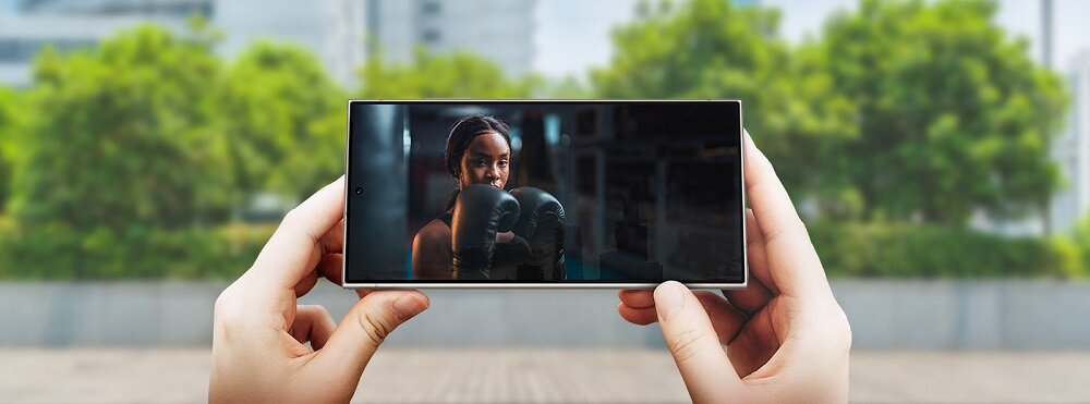 Smartfon Samsung Galaxy S24 Ultra grafika przedstawia smartfon od frontu trzymany w rękach